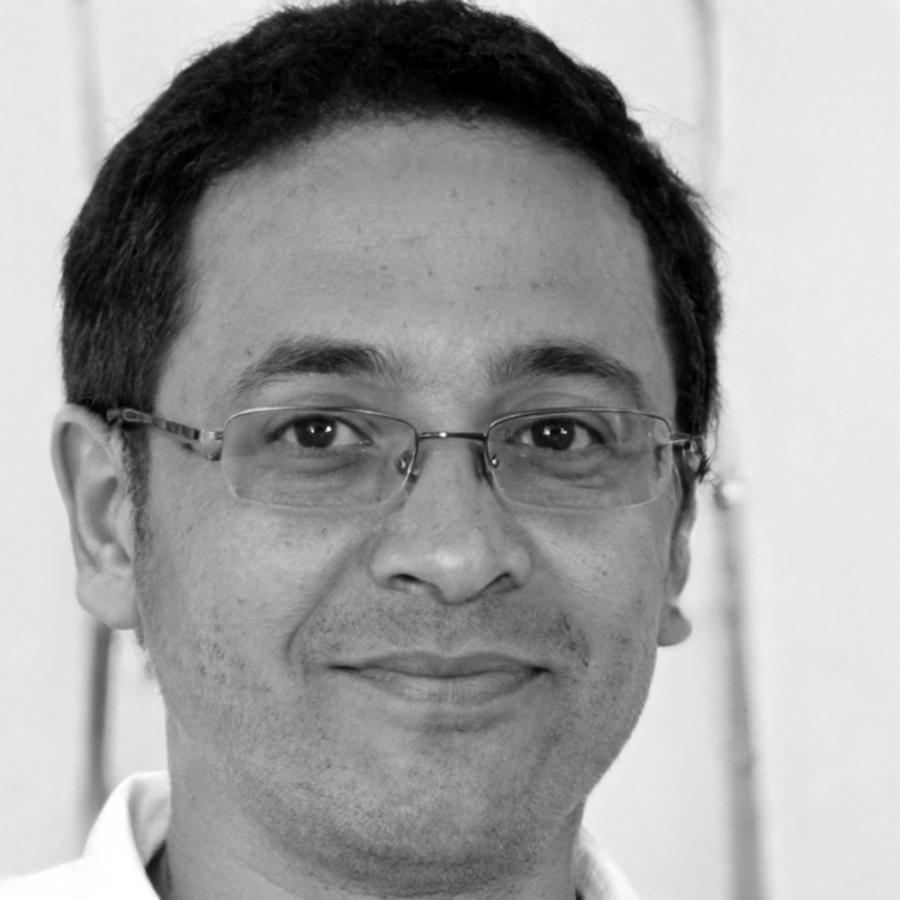 Professional web development mentor reviewing code with student during mentoring session